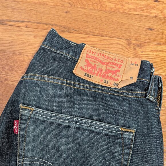 Levis 501 Denim Jeans Mens 31x30 Dark Wash Blue Straight - Picture 3 of 9